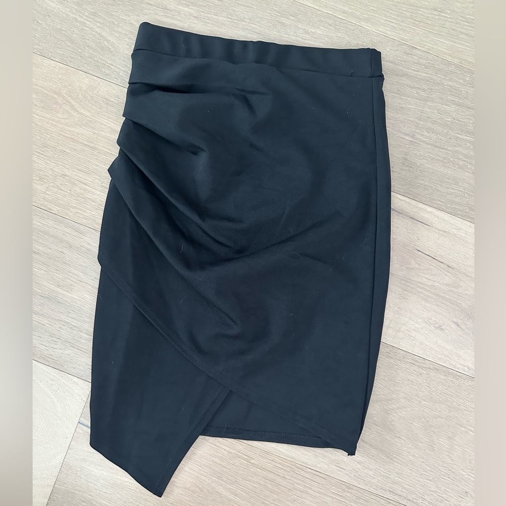 BOOHOO BLACK ASYMMETRICAL SKIRT SIZE 2